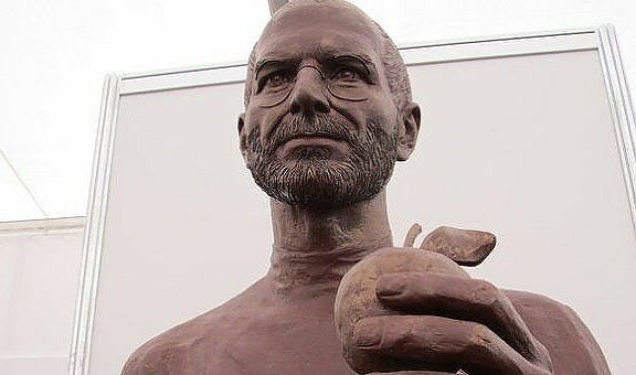 Скульптура Джобса в Томске